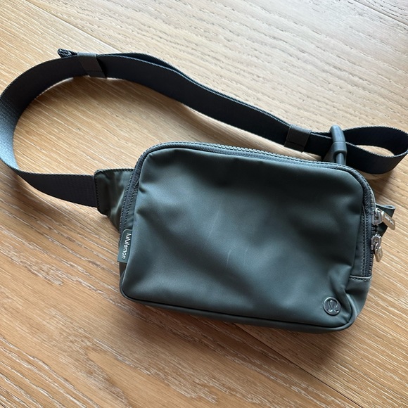 lululemon athletica Handbags - Selling a lululemon belt bag - in perfect condition